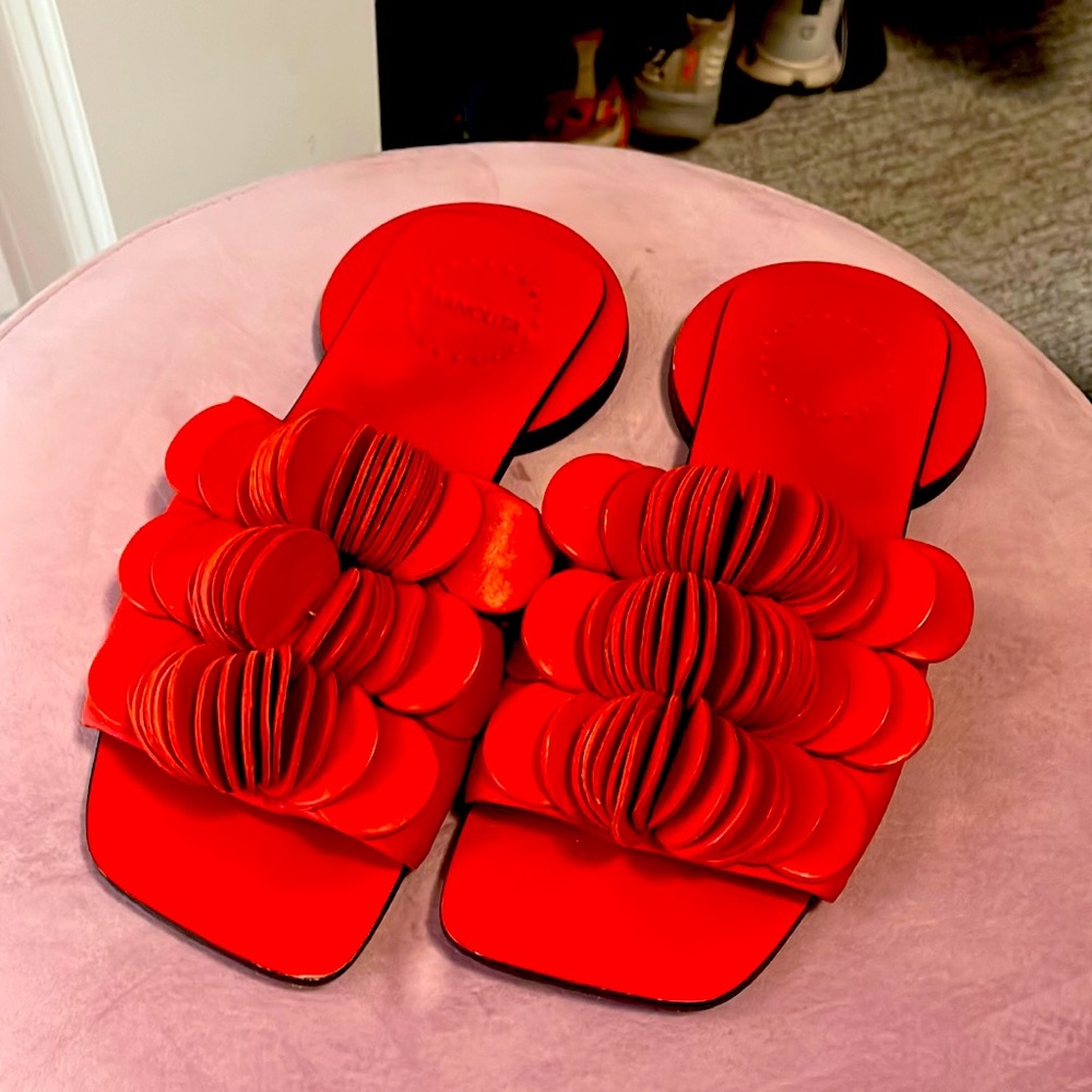Manolita Fashion flat sandal. 100% leather. Made in Brazil